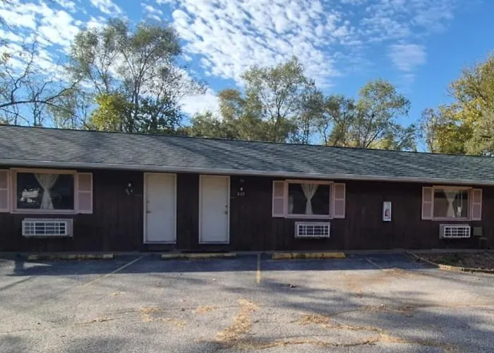 Lodge Sycamore Near Illinois River *